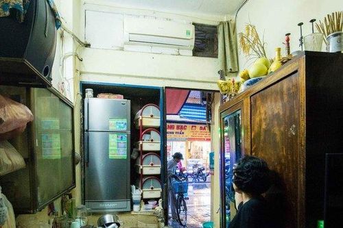 Cuộc sống trong căn nhà 9m2 và là lối đi chung của 6 hộ gia đình