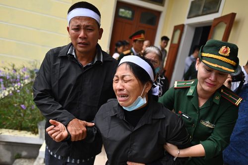Lệ rơi trong lễ viếng 13 cán bộ hy sinh ở Rào Trăng