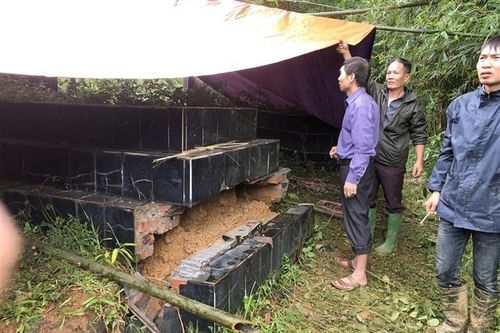 Sạt lở ở Hòa Bình: Nhiều ngôi mộ trong nghĩa trang bị sụt lún, vùi lấp