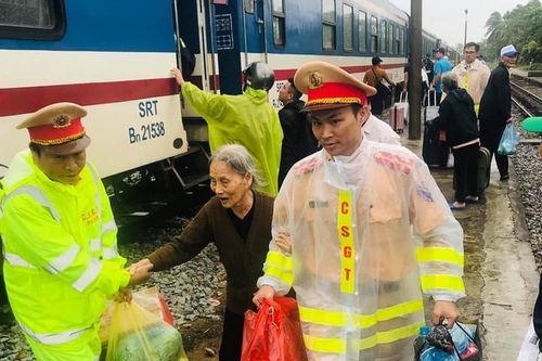 Cảnh sát giao thông tham gia khắc phục sự cố đường sắt do mưa lũ gây ra tại miền Trung