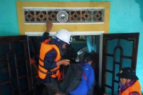 Lũ chồng lũ, hàng nghìn ngôi nhà tại Quảng Bình lại chìm trong nước