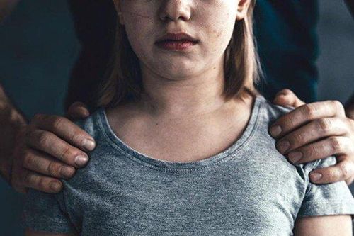 Mẹ ngủ cùng em trai, cô gái bị cha dượng lạm dụng suốt 20 năm