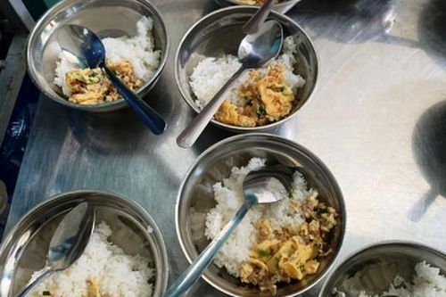 Cần làm rõ việc bớt xén tiền ăn của học sinh