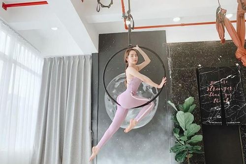 Chiêm ngưỡng 'Cá sấu chúa' Quỳnh Nga nóng bỏng với yoga bay