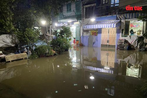 Triều cường vượt báo động 3, nhiều nơi ở TP Hồ Chí Minh bị ngập nặng