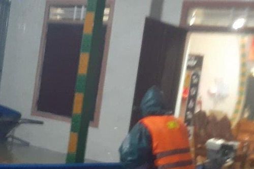 Hà Tĩnh: Thượng nguồn xả 3 đập lớn, hạ lưu ngập chìm trong biển nước