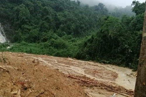 Sạt lở núi lấp hết một trạm bảo vệ rừng tại Quảng Bình
