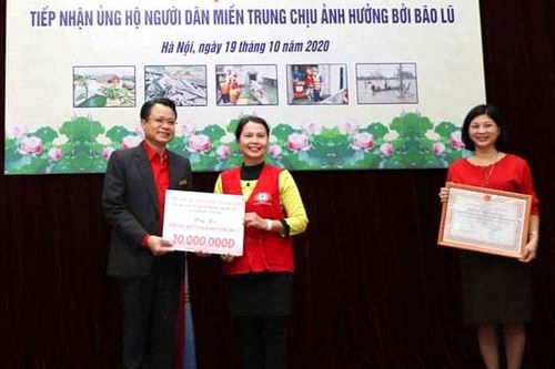 Hơn 1 tỷ đồng ủng hộ đồng bào miền Trung chịu ảnh hưởng bởi bão lũ