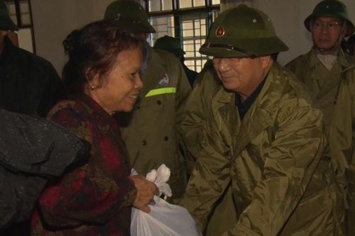 Phó Thủ tướng Trịnh Đình Dũng thăm, động viên người dân vùng lũ Quảng Bình