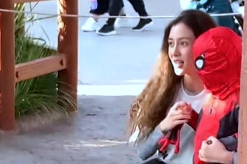Angelababy một mình dẫn con trai đi chơi, không thấy bóng dáng Huỳnh Hiểu Minh