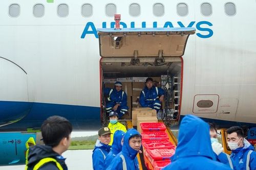 Hãng hàng không Việt chuyển hàng cứu trợ cho đồng bào miền Trung
