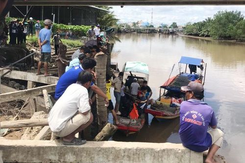 Tìm thấy thi thể hai phụ nữ mất tích do lật ghe khi đang đốn dừa nước