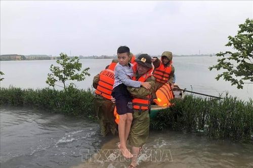 Mưa lũ tại miền Trung: Ưu tiên cứu đói và sơ tán dân