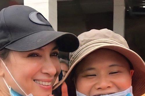 Phi Nhung nói gì khi bị chỉ trích tươi cười trong lúc đi làm từ thiện?
