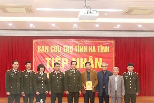Công an Nghệ An sẻ chia khó khăn với nhân dân miền Trung
