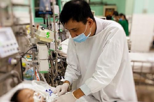 Bé 2 tuổi bị chó cắn rách cổ