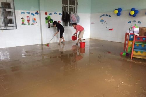 Thầy cô dọn trường học sau nước rút