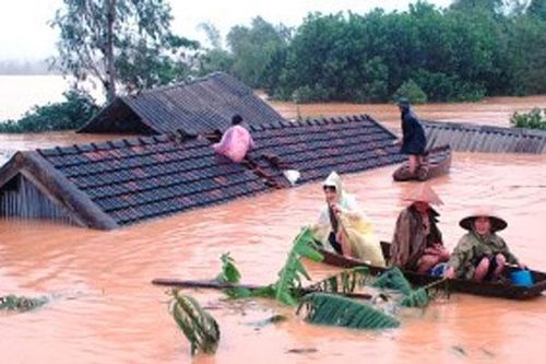 Mưa lũ miền Trung: 135 người chết và mất tích