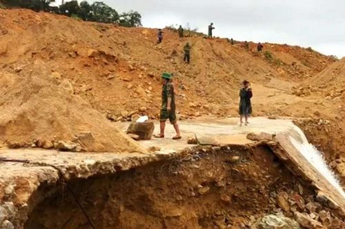 Dùng mìn phá đá thông đường vào khu vực công nhân đang mất tích ở Rào Trăng 3