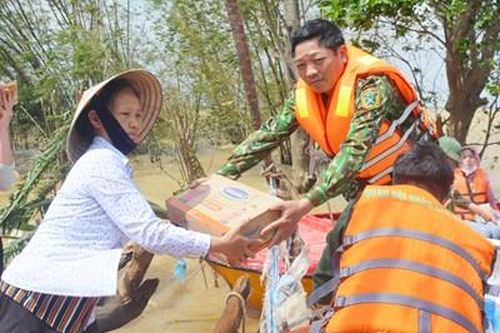 Can trường vượt lũ, bám trụ giúp dân