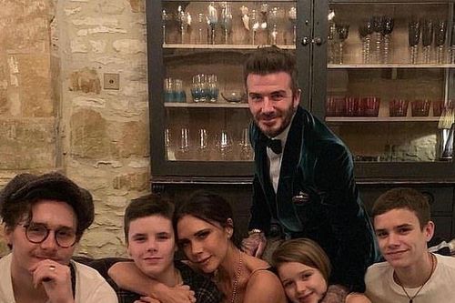 Victoria 'ghen tỵ' David Beckham hôn môi cô con gái 9 tuổi Harper