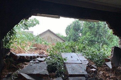 Lở núi, hàng chục ngôi nhà bị 'uy hiếp' sụp đổ bất cứ lúc nào