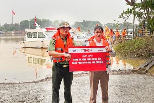 TNG Holdings Vietnam tặng cano cứu hộ cho Bộ Công an