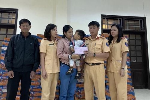 CSGT xứ Nghệ chi viện lực lượng vào vùng lũ Hà Tĩnh