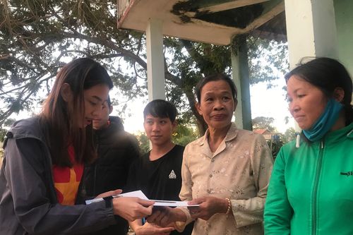 Dàn Hoa hậu trao gần 1 tỷ đồng tiền ủng hộ người dân trong tâm lũ miền Trung