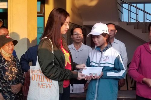 Hoa hậu Tiểu Vy, Đỗ Mỹ Linh, Lương Thùy Linh đến với đồng bào miền Trung