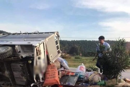 Xe chở hàng cứu trợ gặp tai nạn, tài xế nguy kịch