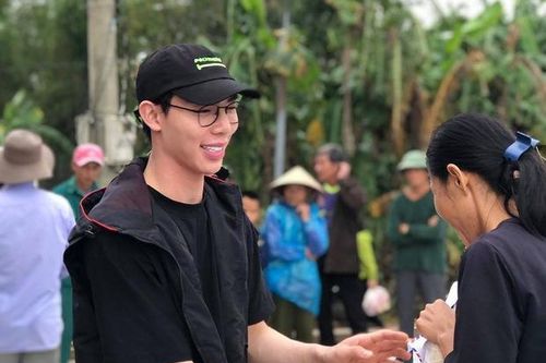 Erik bất ngờ được yêu cầu hát khi đang trao quà cứu trợ miền Trung