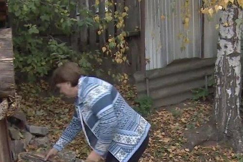 Clip: Người phụ nữ Nga vô địch phi dao ở tuổi 56