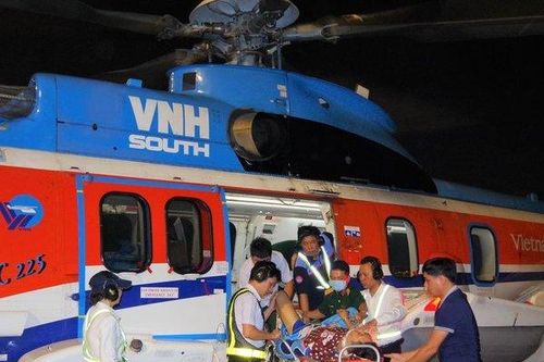 Trực thăng bay cấp cứu đưa 2 bệnh nhân từ Trường Sa về điều trị