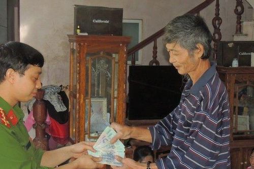 Để quên gần 50 triệu đồng trong áo khoác ủng hộ đồng bào miền Trung