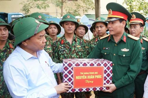 Thủ tướng: Giải quyết vấn đề cứu trợ, không gây khó khăn cho các nhà hảo tâm