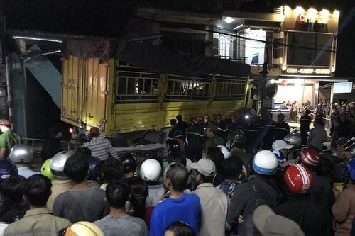 Quảng Ngãi: Xe điên lao vào nhà dân, khiến 6 người thương vong