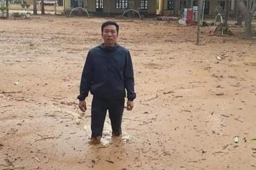Thầy cô lội bùn non ngập nửa mét để dọn trường sau lũ