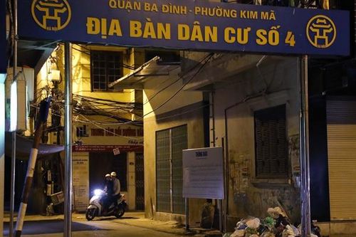 Đường phố Hà Nội lại tràn ngập rác