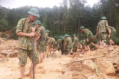 Dầm mưa, đội gió, lội bùn tham gia tìm kiếm cứu nạn đồng đội