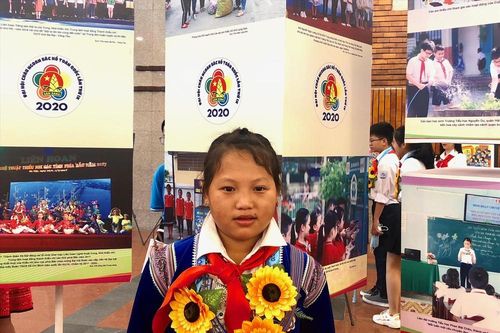 Cô học trò dân tộc Mông mê lịch sử