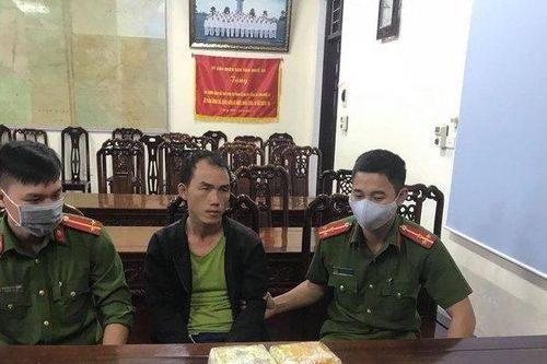 Bắt bác sỹ ngoại quốc tuồn 5kg ma túy đá vào Việt Nam