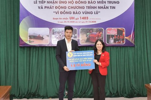 Trao 1,5 tỷ đồng tới Hội Chữ thập đỏ Việt Nam ủng hộ đồng bào miền Trung