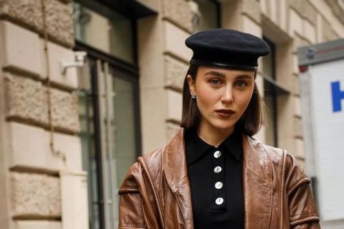 'Emily in Paris' khiến mũ beret hot trở lại, nhưng làm thế nào để đội thật thanh lịch?