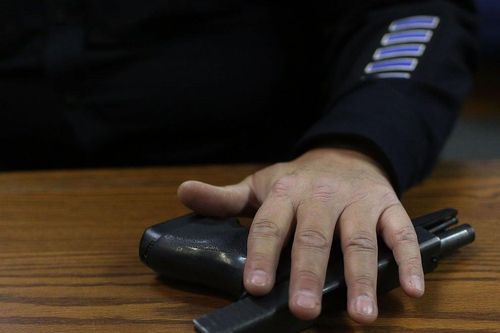 Bé 3 tuổi tự bắn chết mình trong ngày sinh nhật