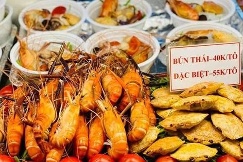 Thưởng thức ẩm thực xứ chùa vàng tại hội chợ Việt - Thái Bảo Lộc