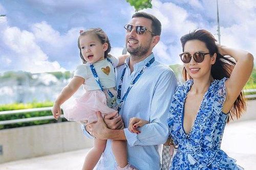 Hé lộ về chồng Tây kém tuổi điển trai như tài tử của siêu mẫu Hà Anh