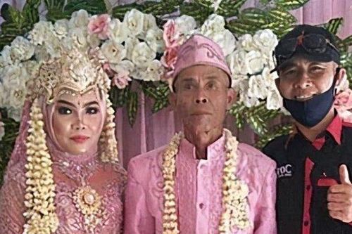 Shock với 'núi' quà cưới của chú rể 71 dành tặng cô dâu 18 tuổi