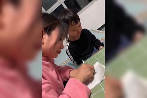 Clip: Hai mẹ con khóc vì 'bất lực' khi cùng nhau... học bài