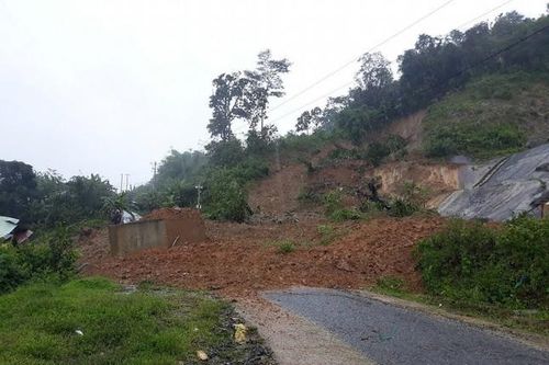 Giúp dân chống bão, 2 cán bộ xã Quảng Nam bị núi sạt vùi lấp